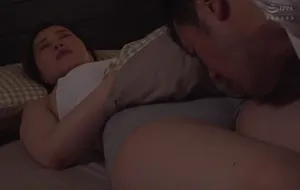 3 ngày gã chồng đi bàn việc làm ăn, cô vợ ở nhà nữa đêm bị bố gã chồng mò vào phòng