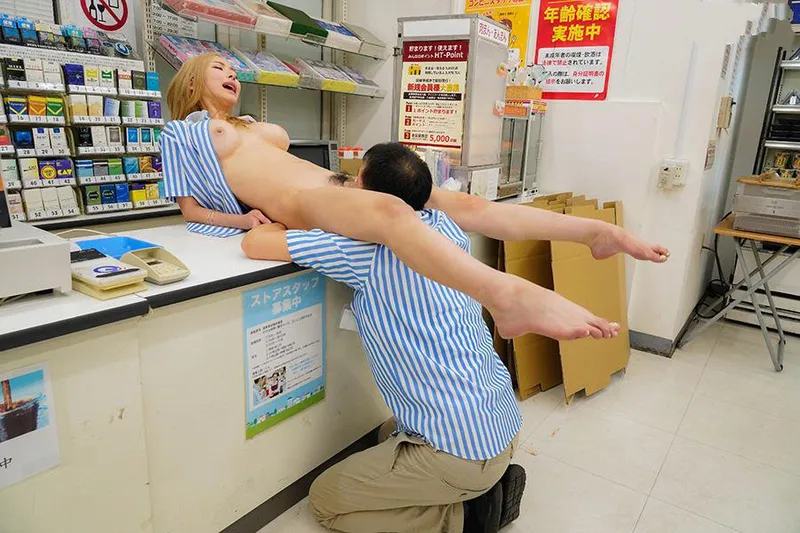 Anh cấp trên tống tình ái nữ ngổ ngáo của chủ cửa hàng tiện lợi