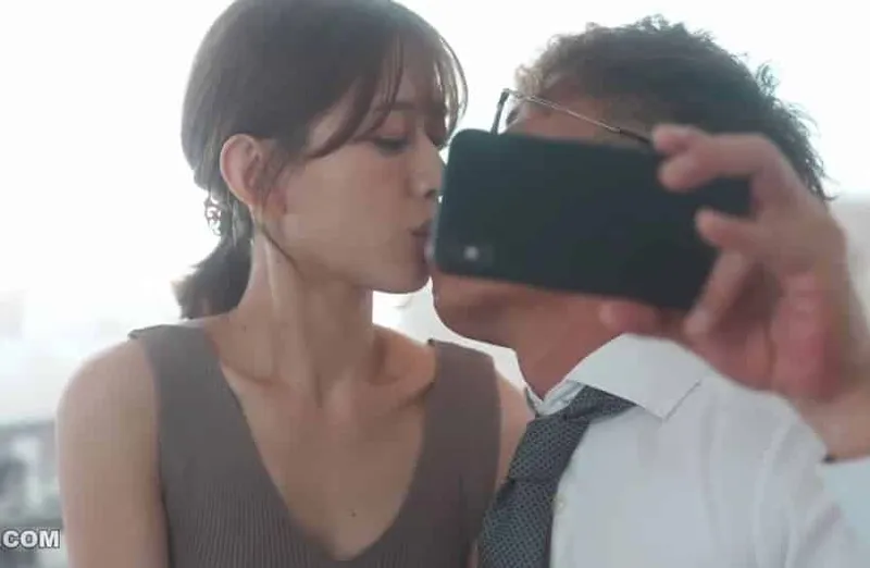 Thấy người vợ hơi lạ, người chồng xem điện thoại bà xã và thấy cảnh làm tình với tiền bối của mình