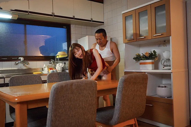 Con gái bị gã chồng mới của má phang mỗi ngày, cho dù đã có người yêu
